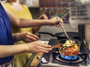 料理をする女性2人