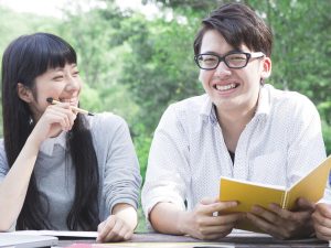 楽しそうに会話する男女