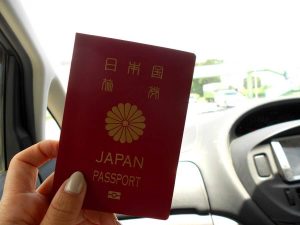 パスポートを持つ女性の手