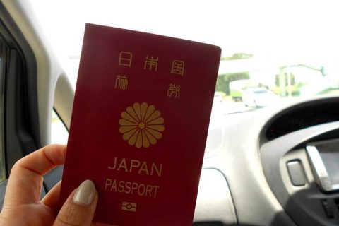 パスポートを持つ女性の手