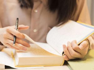 資格勉強をする女性