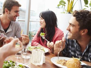 ランチを楽しそうに食べる男女